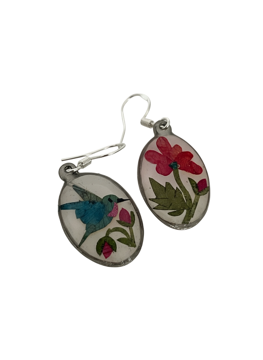 Aretes colibri ovalados con diseños en pétalos de flores secas