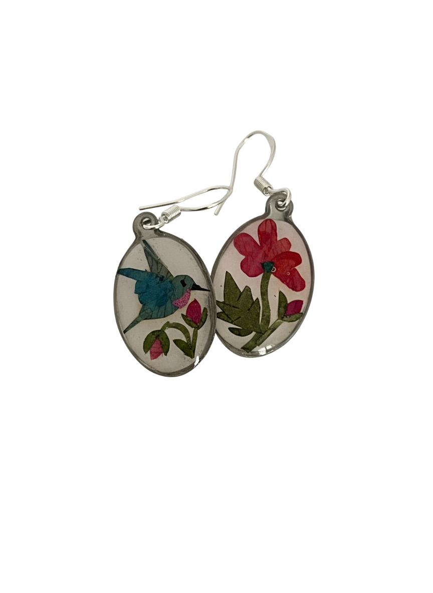 Aretes colibri ovalados con diseños en pétalos de flores secas