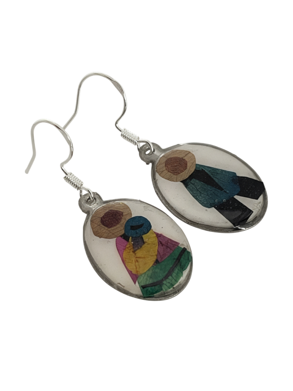 Aretes ovalados con diseños en pétalos de flores secas