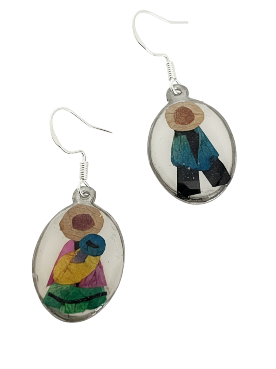 Aretes ovalados con diseños en pétalos de flores secas