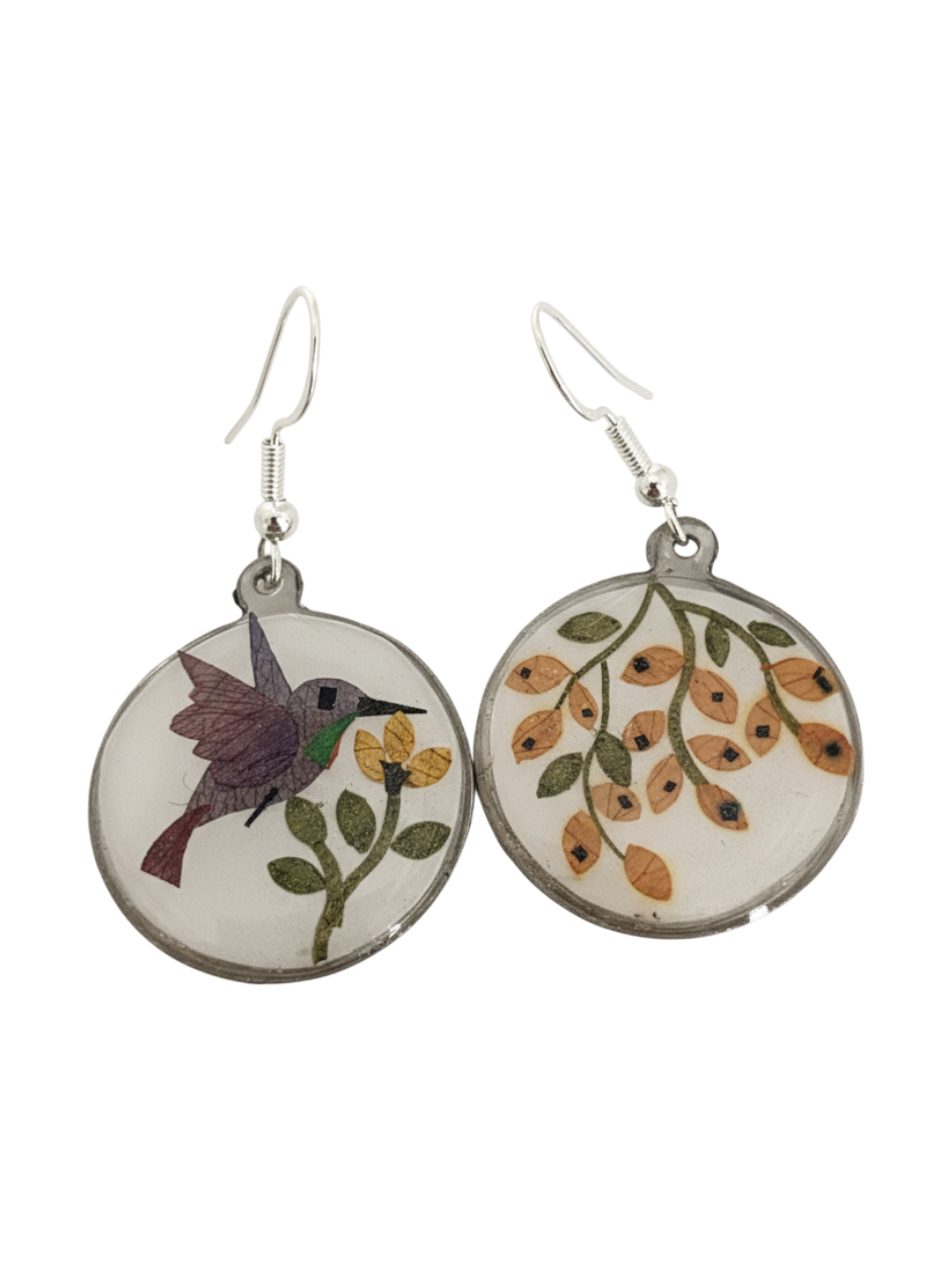 Aretes colibri morado redondos con diseños en pétalos de flores secas