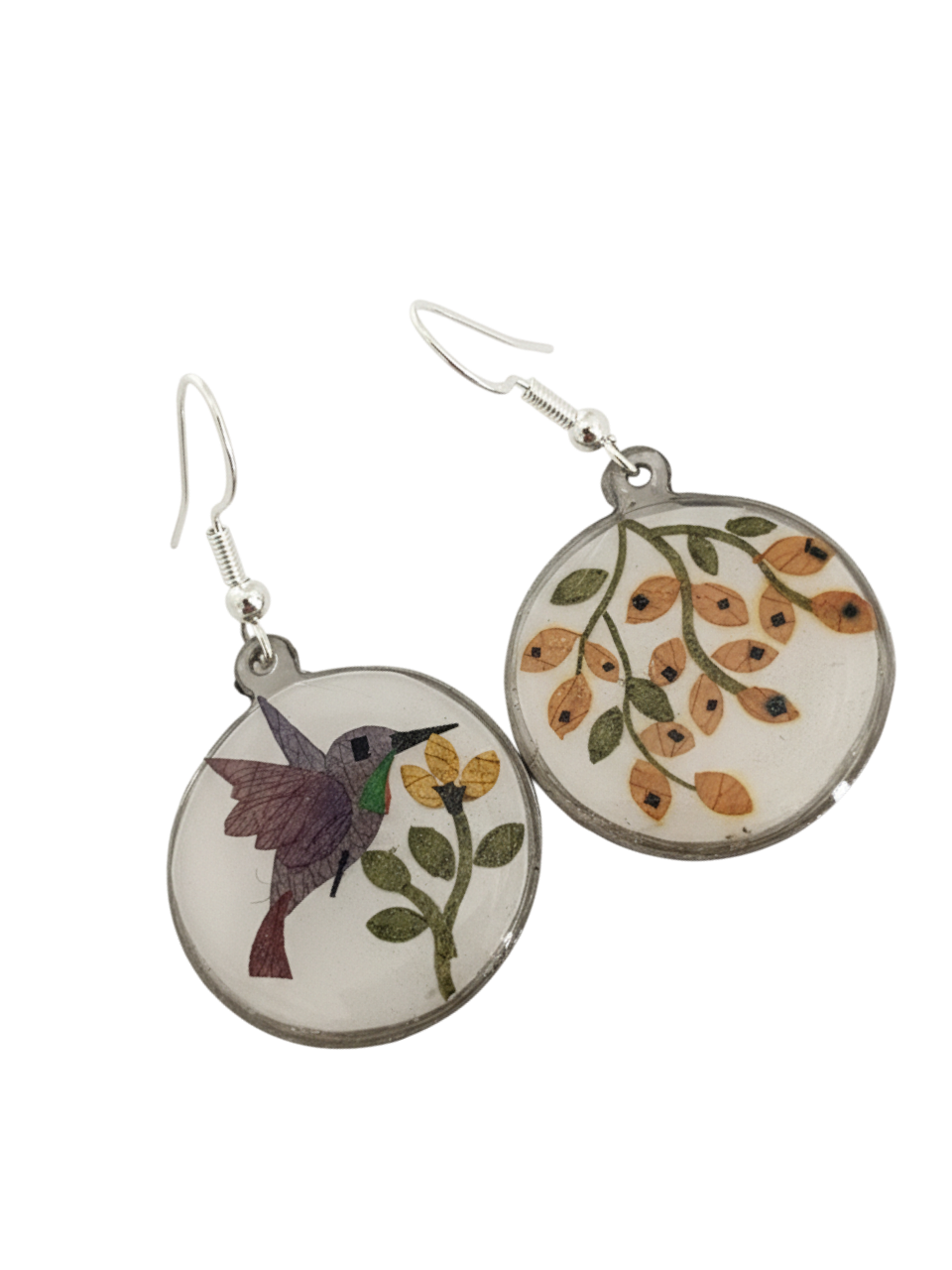 Aretes colibri morado redondos con diseños en pétalos de flores secas